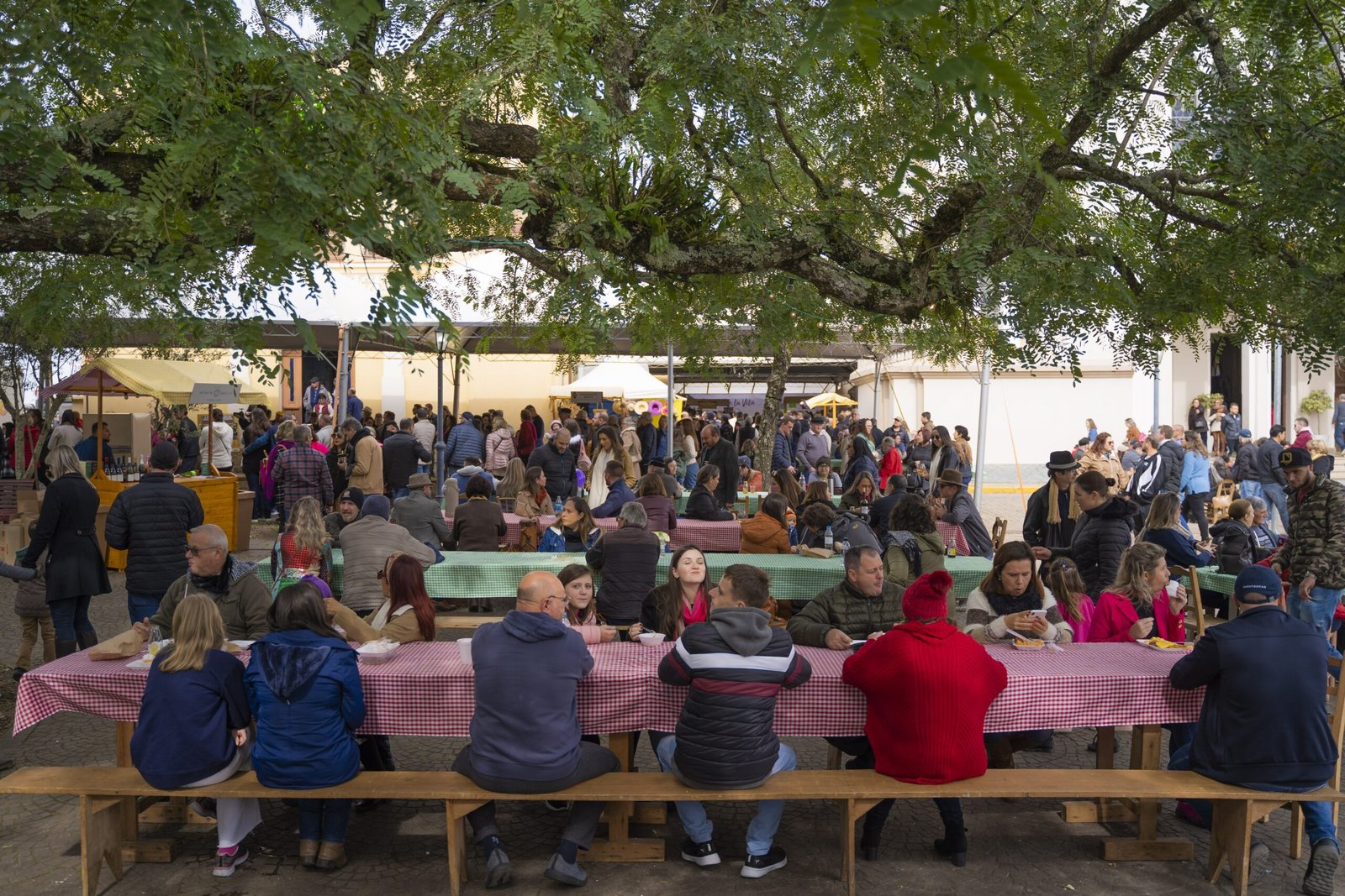 Polenta gigante de 800 kg vira espetáculo no RS