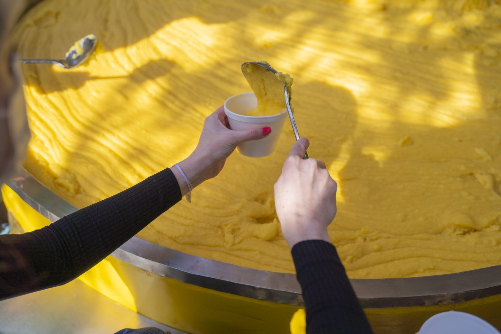 Polenta gigante de 800 kg vira espetáculo no RS