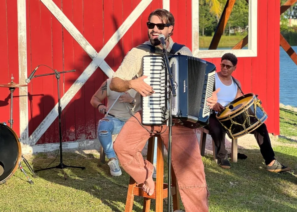 Renno lança "Forró na Fazenda" completo e surpreende