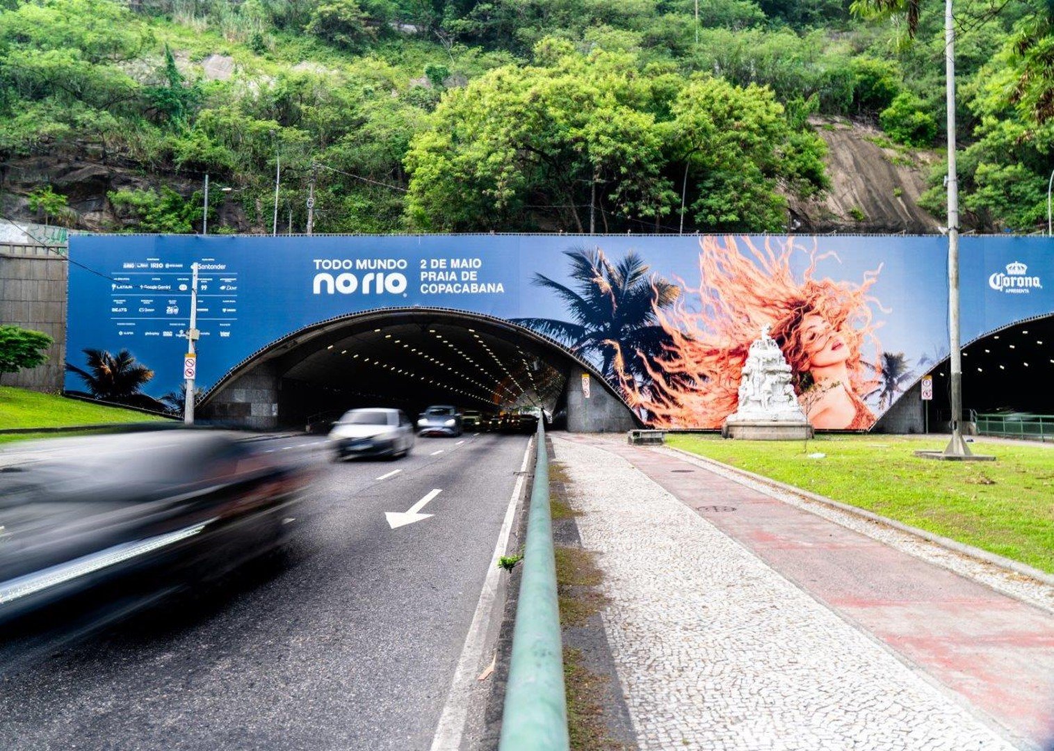 Rio já recebe Shakira com painel gigante em Botafogo