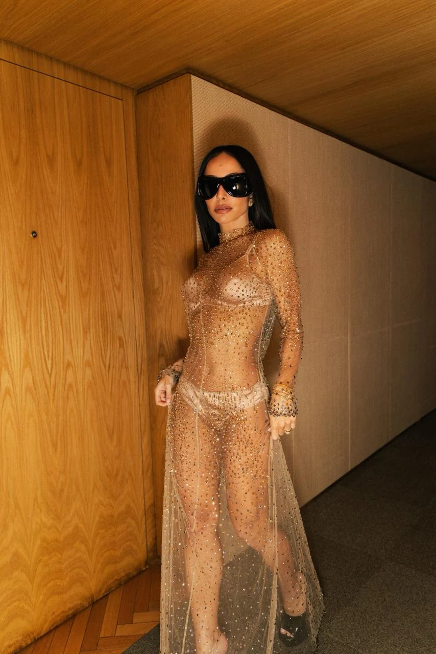 Sabrina Sato usa look Osklen todo transparente no RJFW