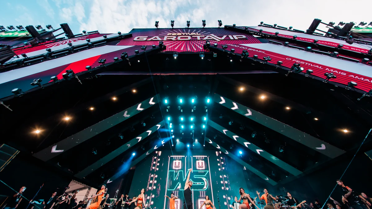 Safadão leva 30 mil ao amanhecer no Garota VIP Fortaleza