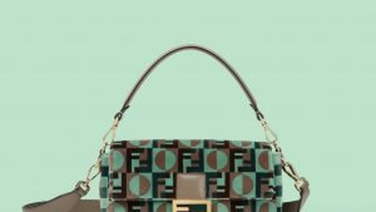 Sienna Spiro aposta em FENDI Baguette de Emily in Paris em Berlim