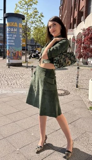 Sienna Spiro aposta em FENDI Baguette de Emily in Paris em Berlim