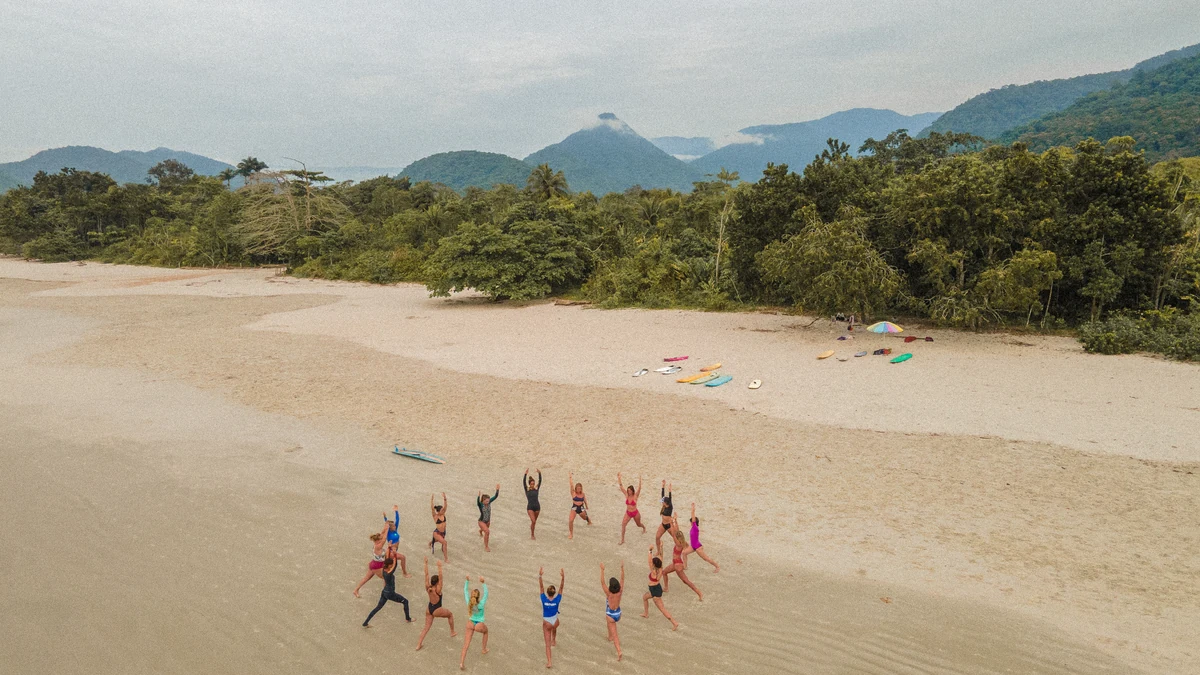 Surf e escrita se encontram em Ubatuba para transformar mulheres