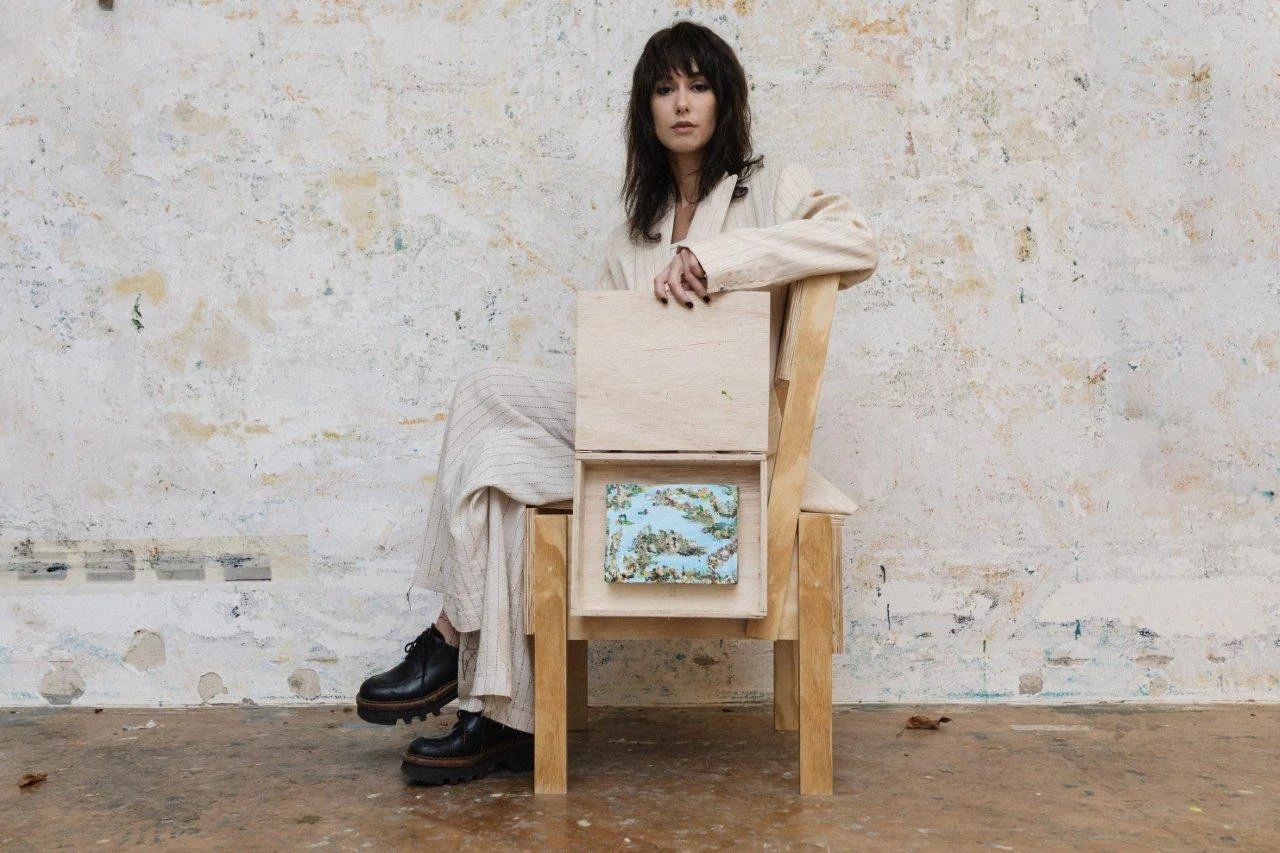 Mirela Cabral leva a pintura para além da parede