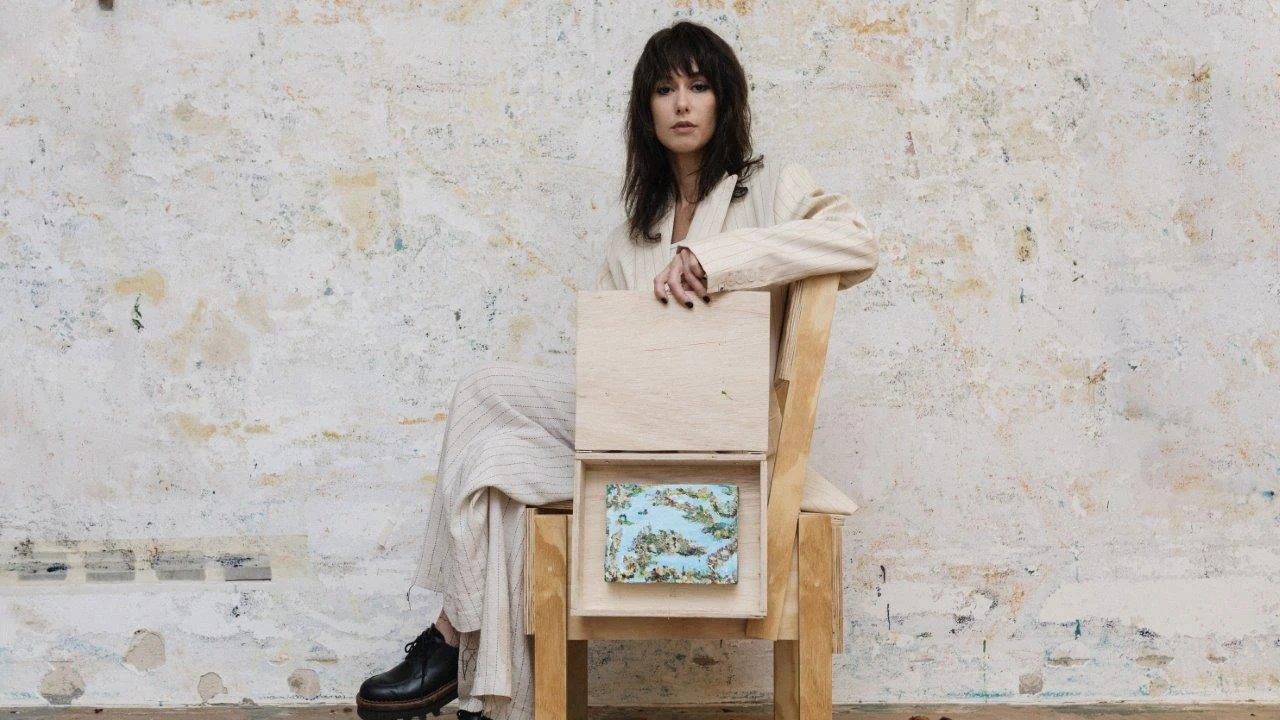 Mirela Cabral leva a pintura para além da parede