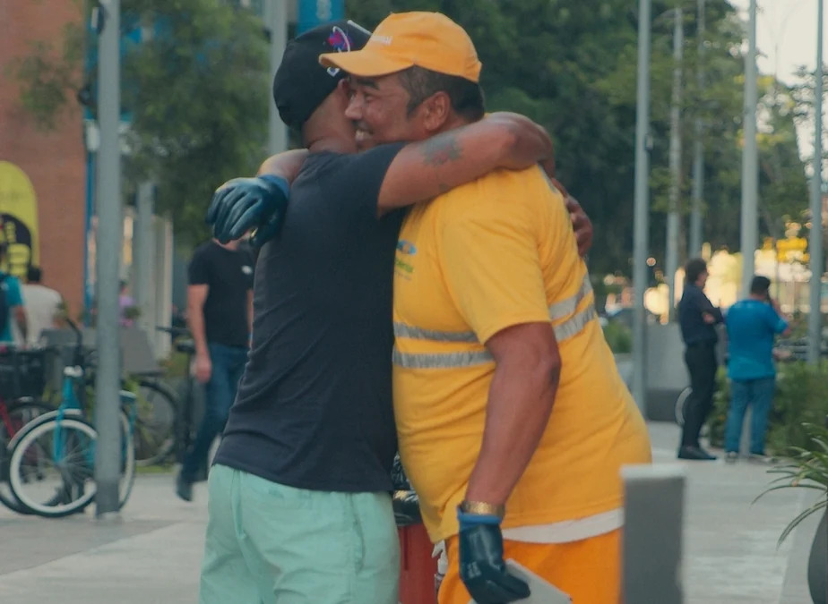 Um gesto anônimo pode mudar milhares neste dia