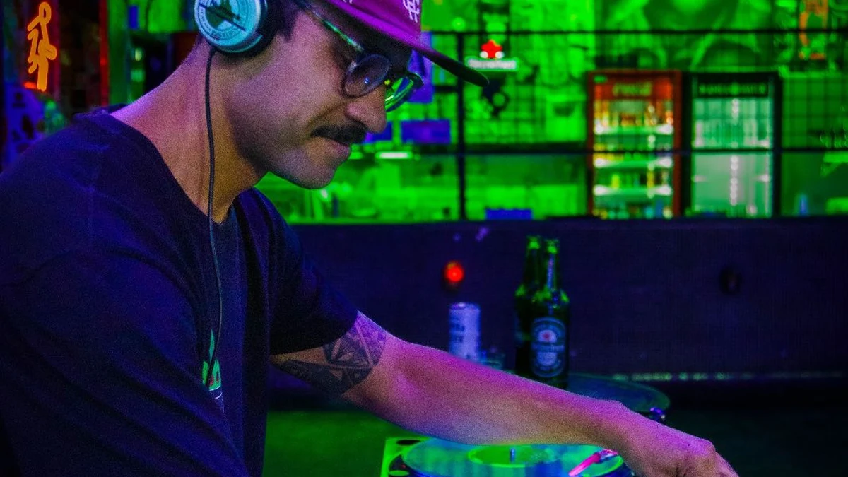 Vinil e vista histórica: sextas especiais no Notiê