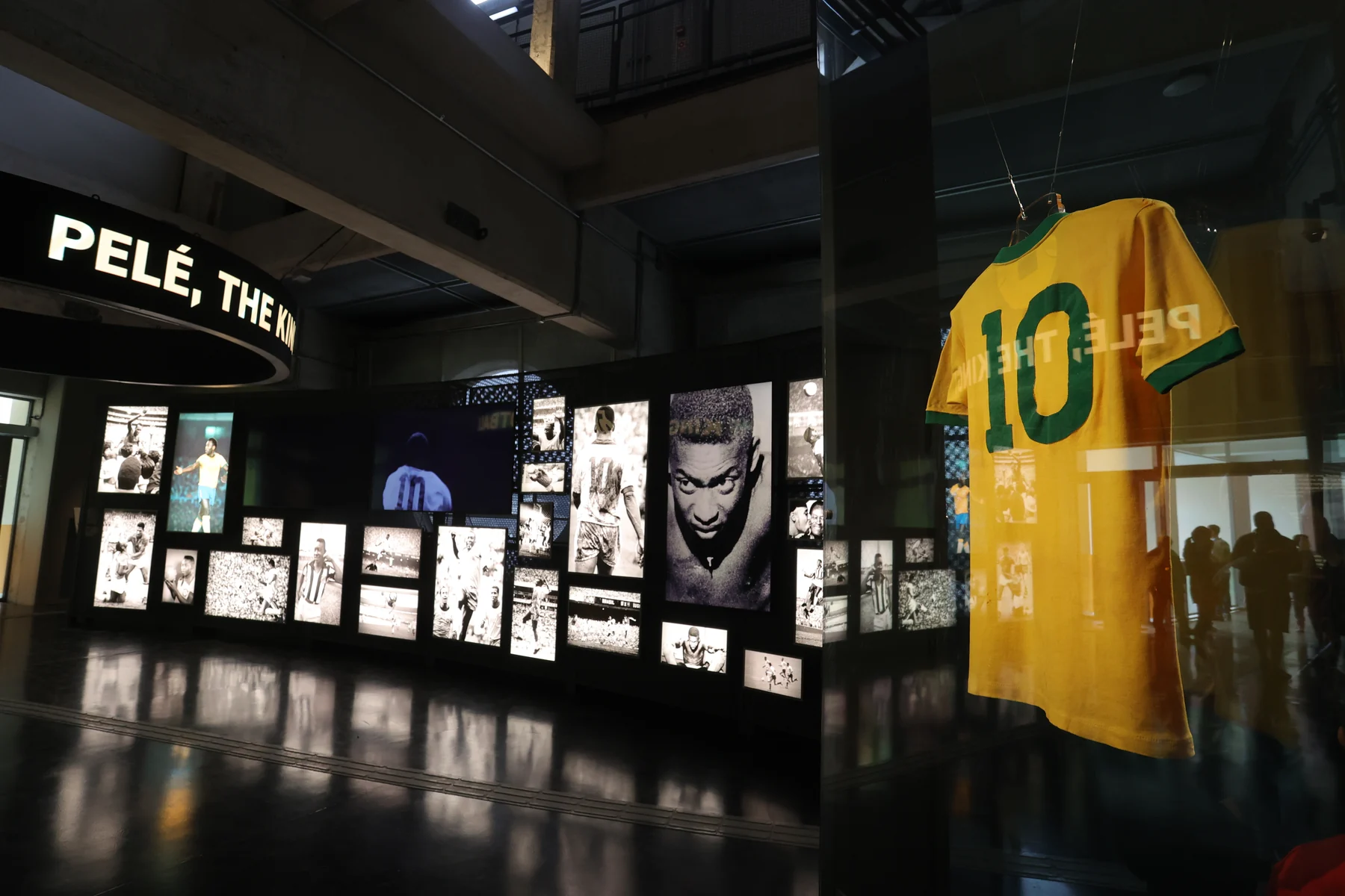 A camisa de Pelé que atravessa gerações volta ao público