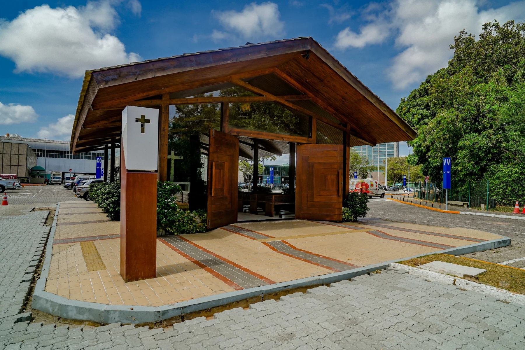 A capela dentro do shopping que para tudo em maio