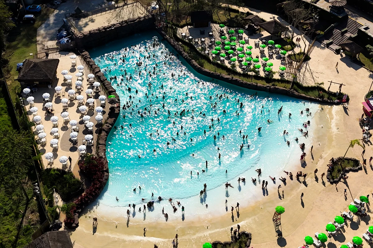 Água quente a 36°C transforma o frio em lazer em Cotia