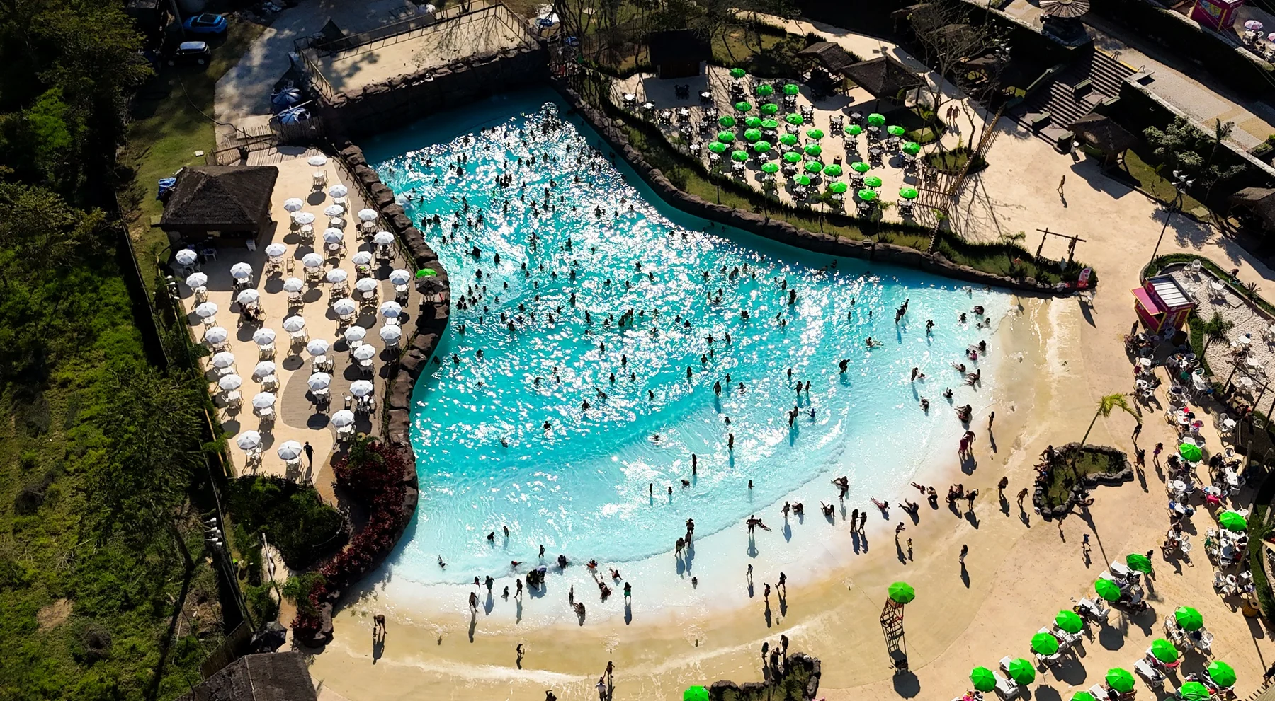 Água quente a 36°C transforma o frio em lazer em Cotia