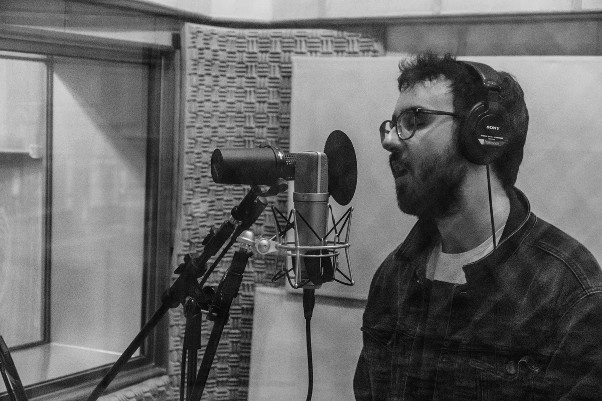 AMESLARI lança dois singles de amor com vibe anos 1980