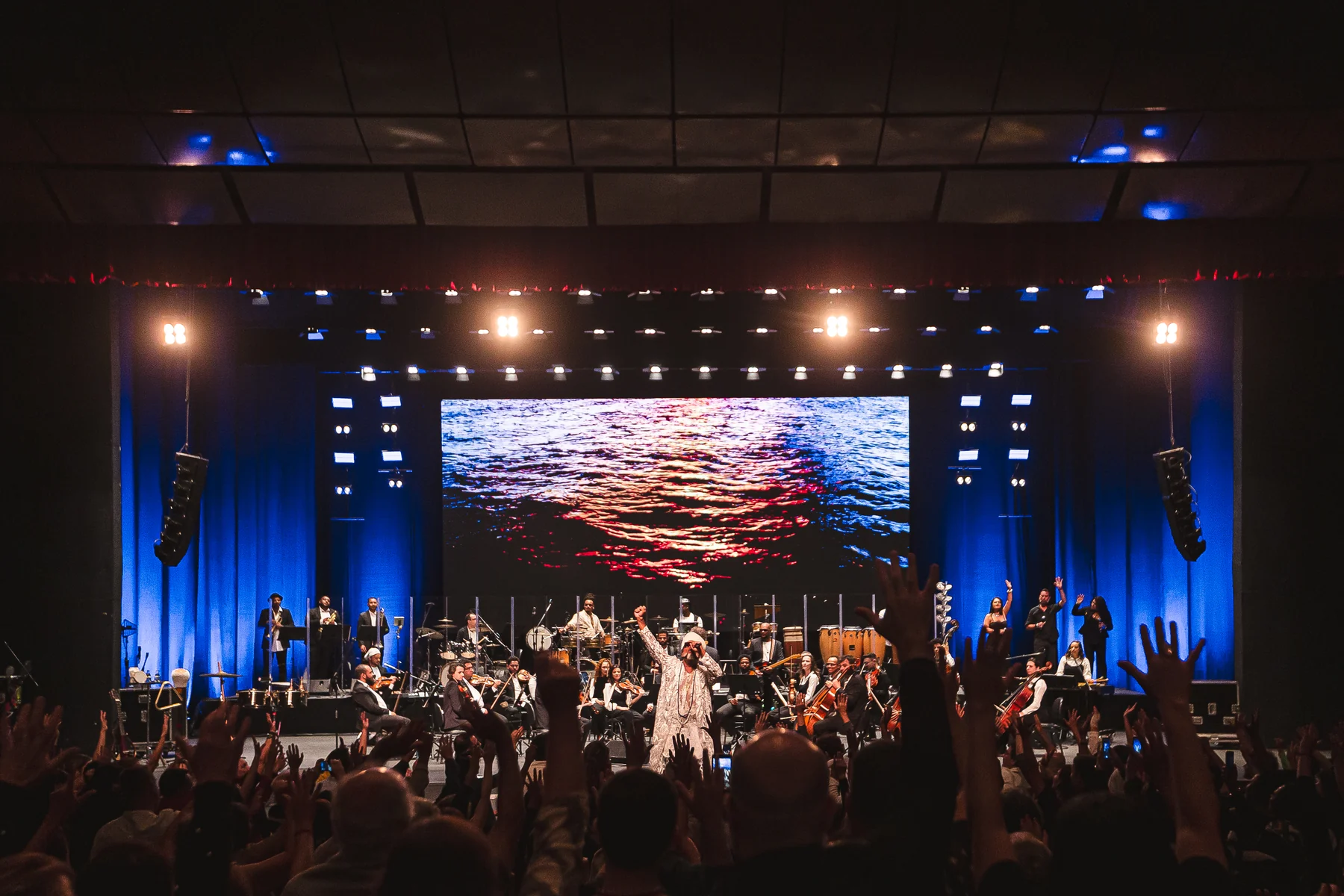 Carlinhos Brown e orquestra tomam praça de BH de graça