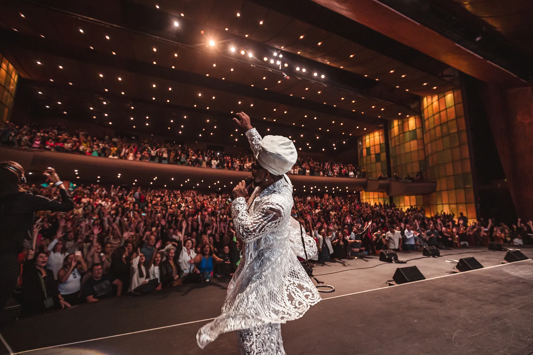 Carlinhos Brown e orquestra tomam praça de BH de graça