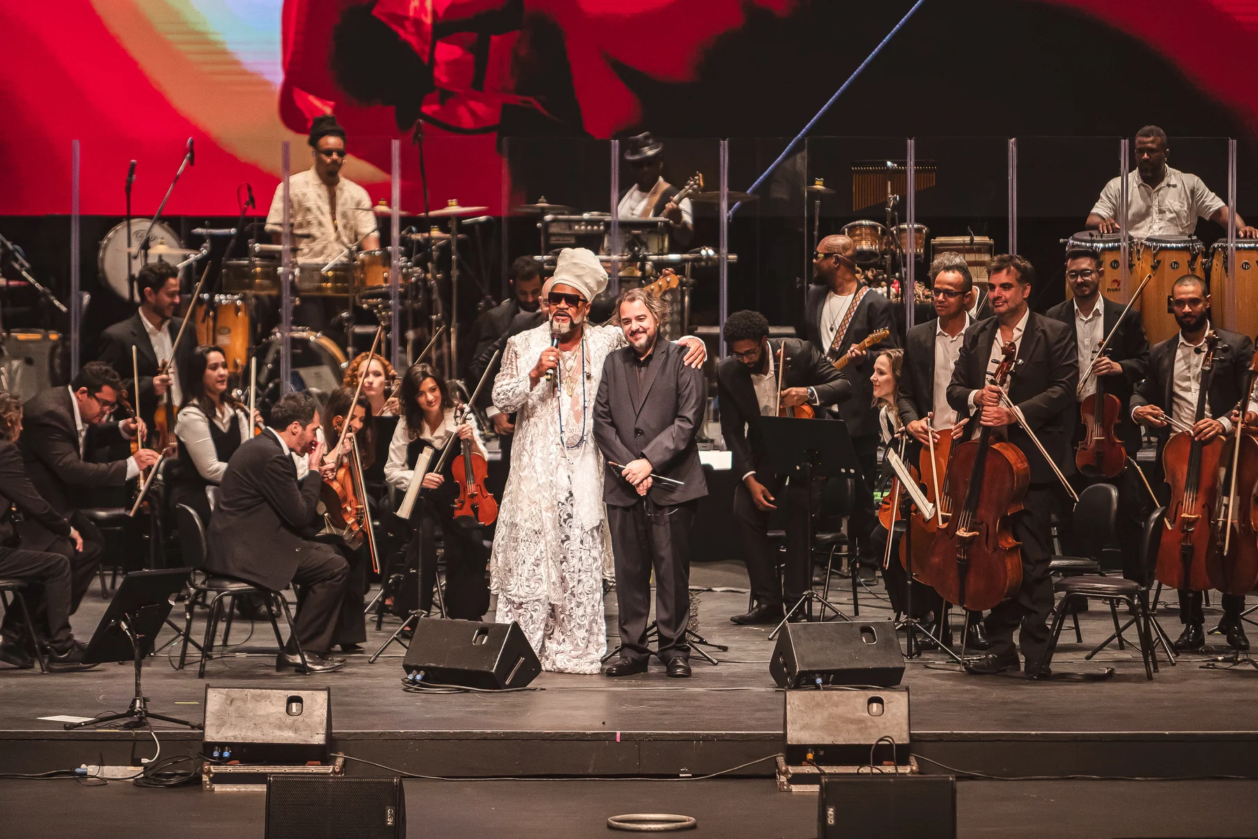 Carlinhos Brown e orquestra tomam praça de BH de graça