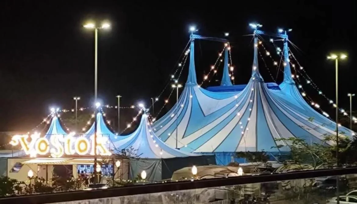 Circo Vostok transforma outlet em espetáculo vivo