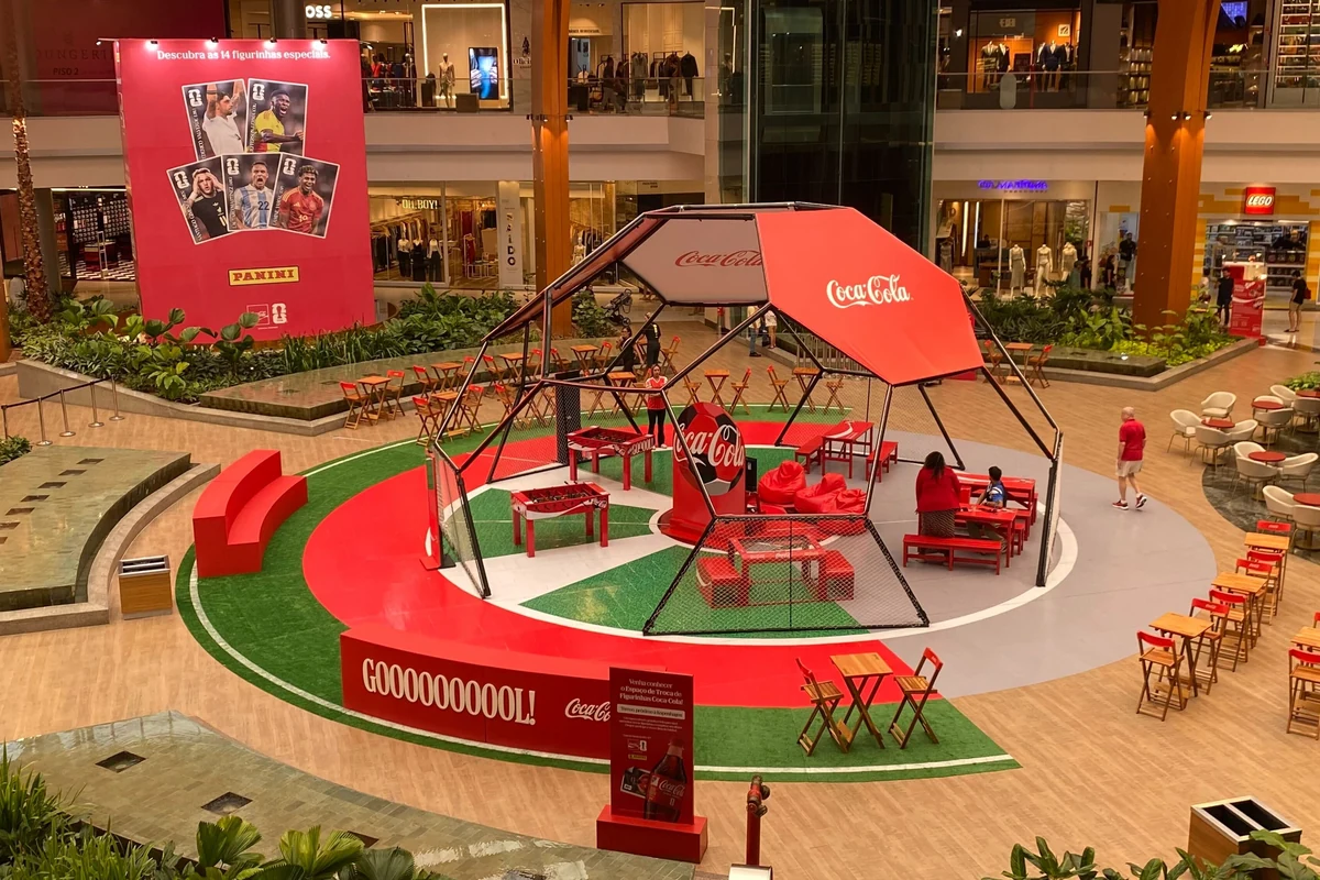 Coca-Cola cria espaço imersivo de figurinhas em Fortaleza