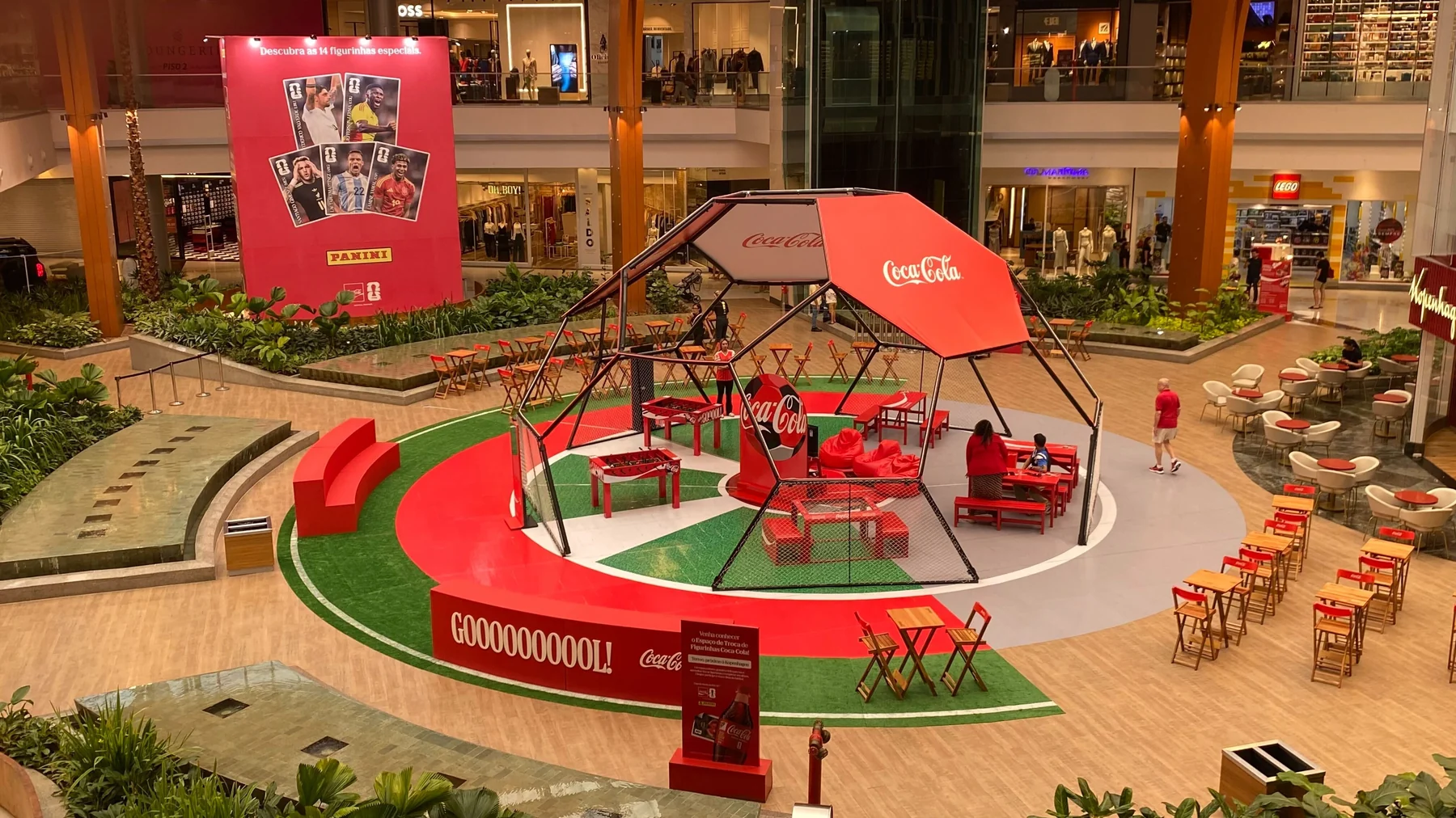 Coca-Cola cria espaço imersivo de figurinhas em Fortaleza