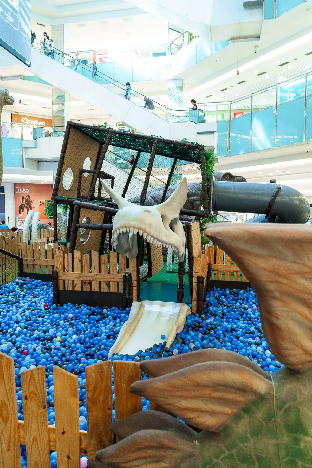 Dinossauros invadem o Plaza Shopping Niterói até junho