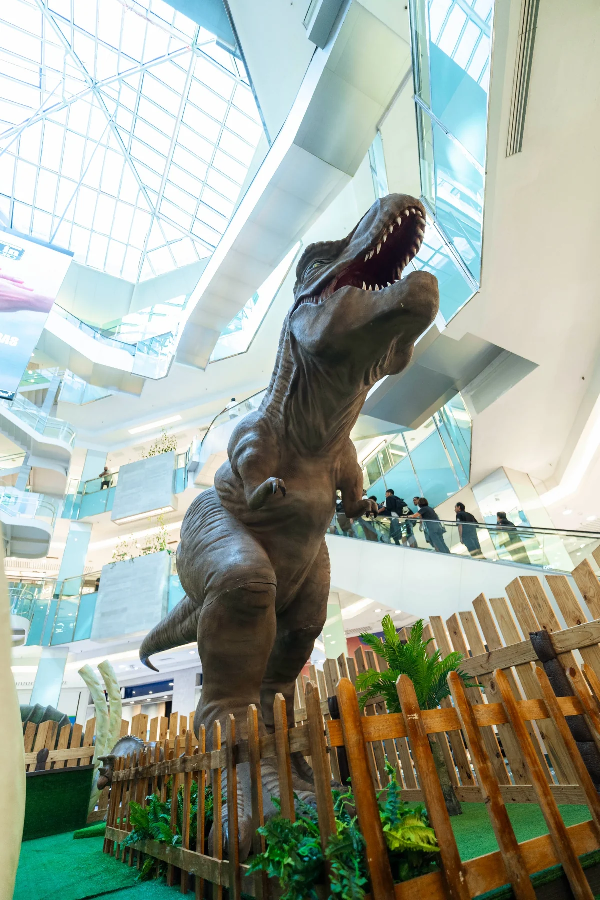Dinossauros invadem o Plaza Shopping Niterói até junho