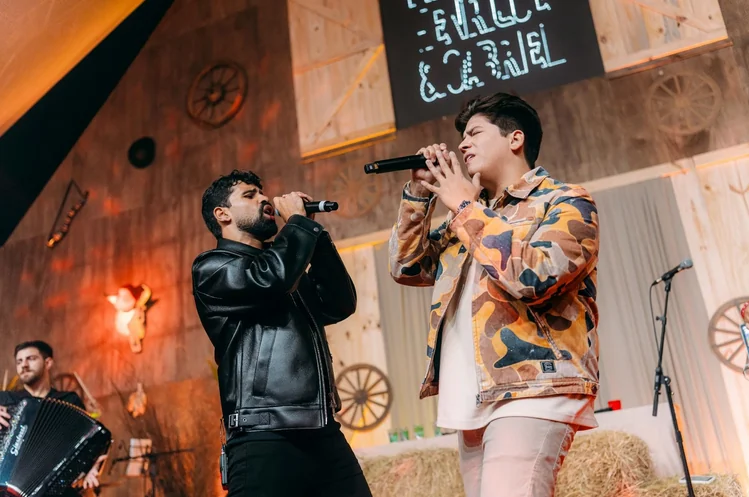 Dupla sertaneja entra no Top 50 das rádios e supera grandes nomes