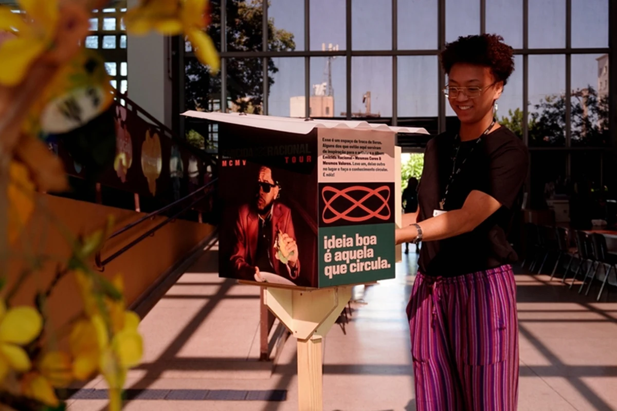 Emicida leva caixas de livros ao Rio antes do show no Vivo Rio