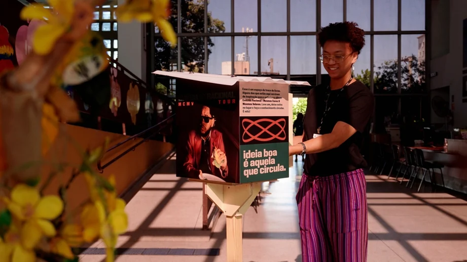 Emicida leva caixas de livros ao Rio antes do show no Vivo Rio