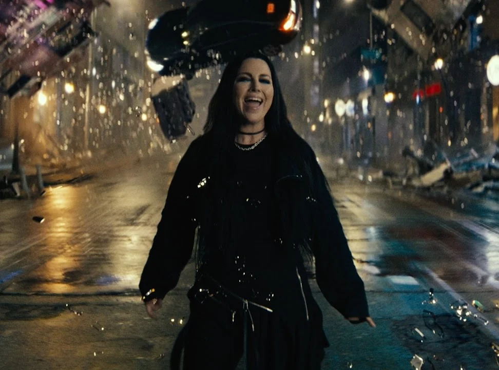 Evanescence confronta era digital em novo clipe