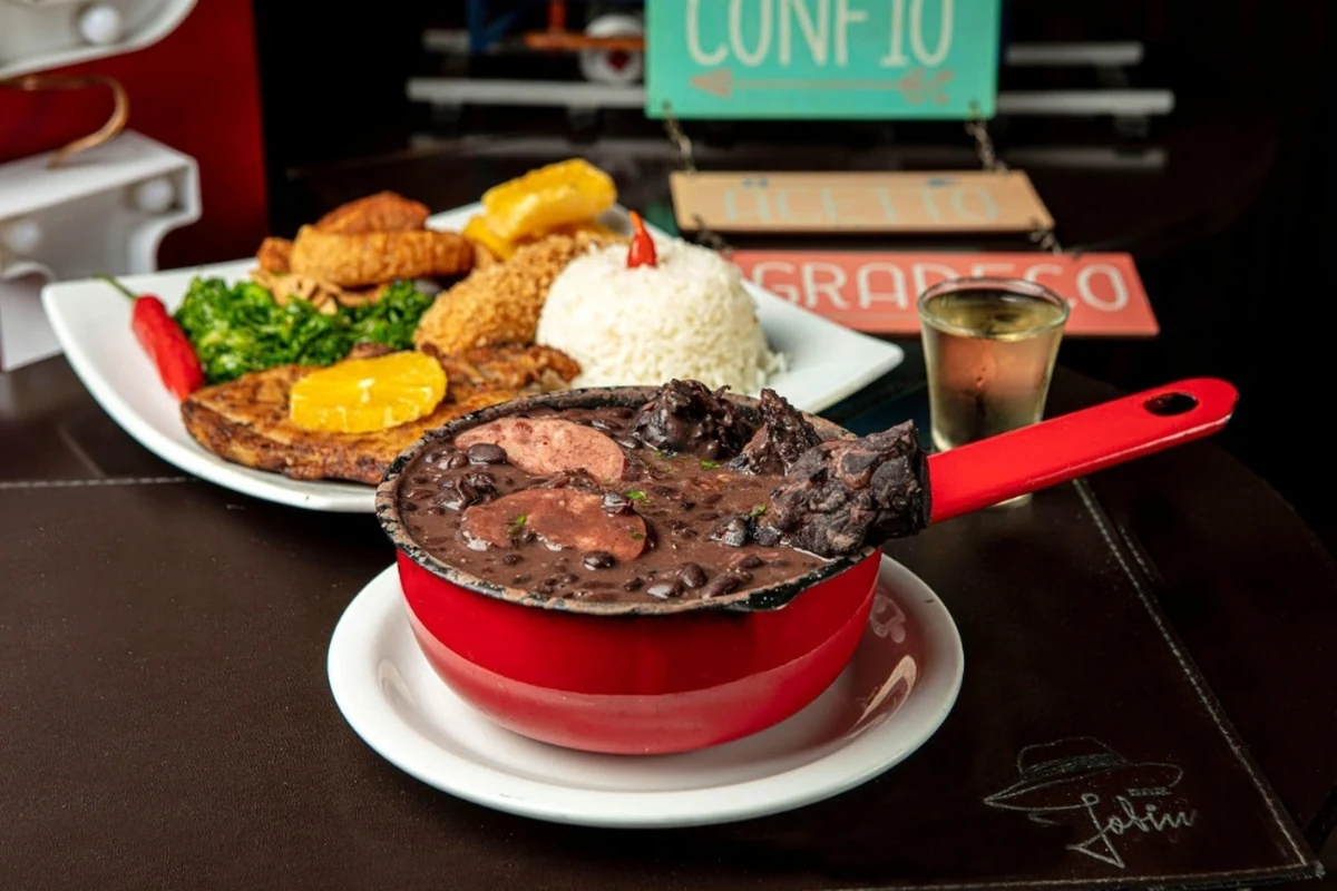 Feijoada vira tradição afetiva no Dia das Mães