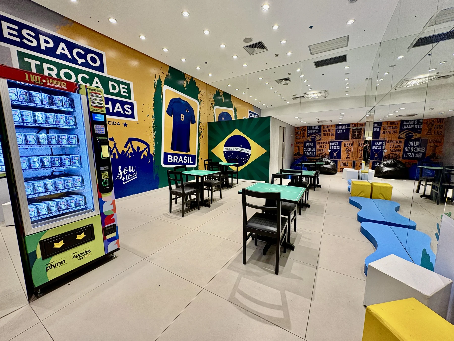 Ilha Plaza abre arena para trocar figurinhas da Copa