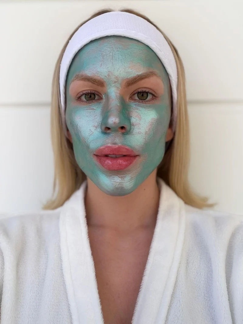 Influencer gasta R$ 10 mil por mês e admite vício em skincare
