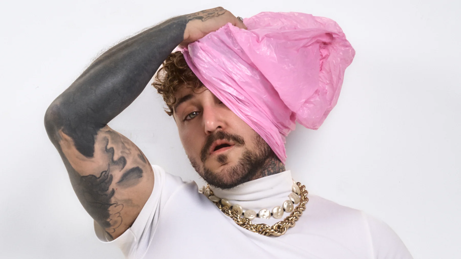 Kaique estreia com álbum que transforma dor em presença
