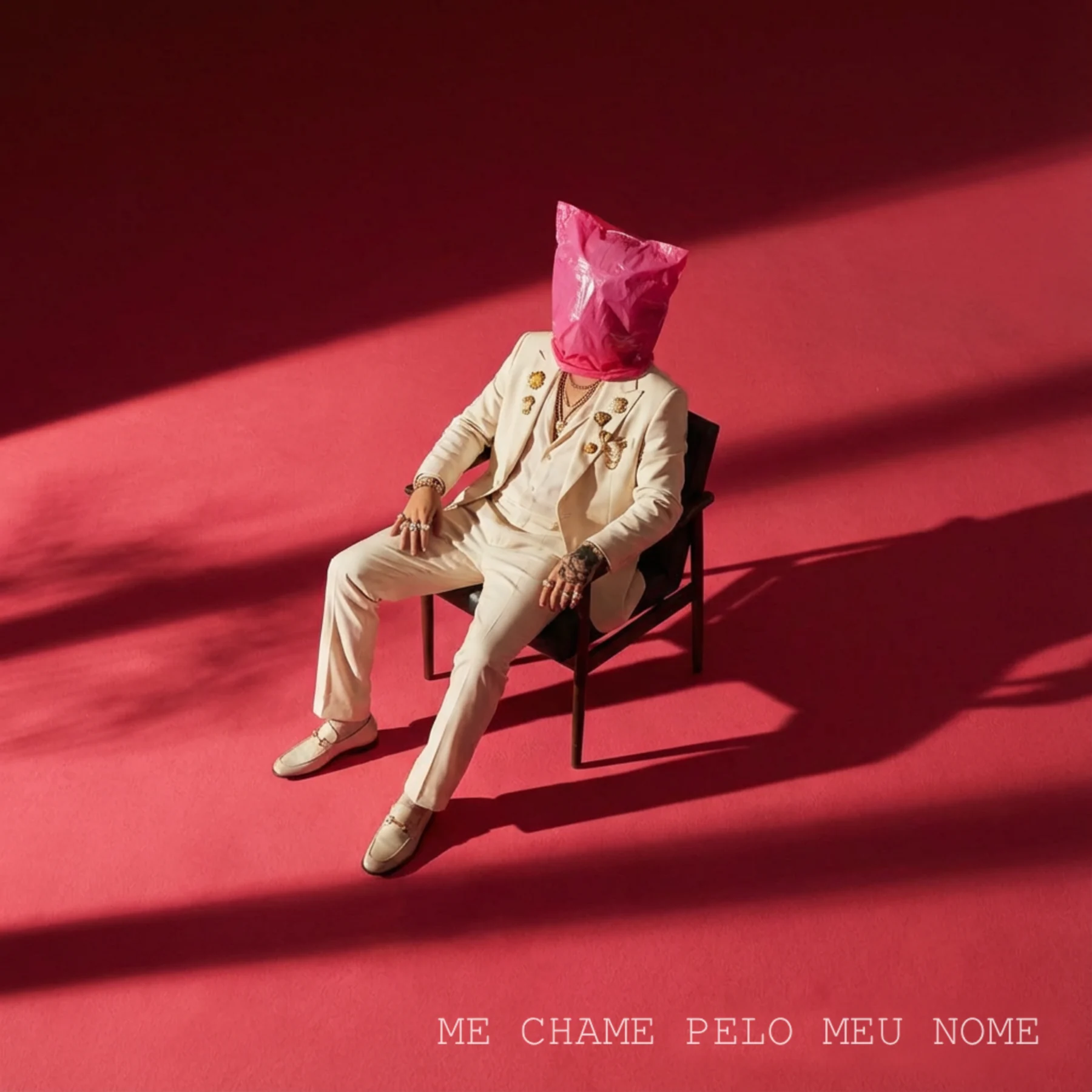 Kaique estreia com álbum que transforma dor em presença