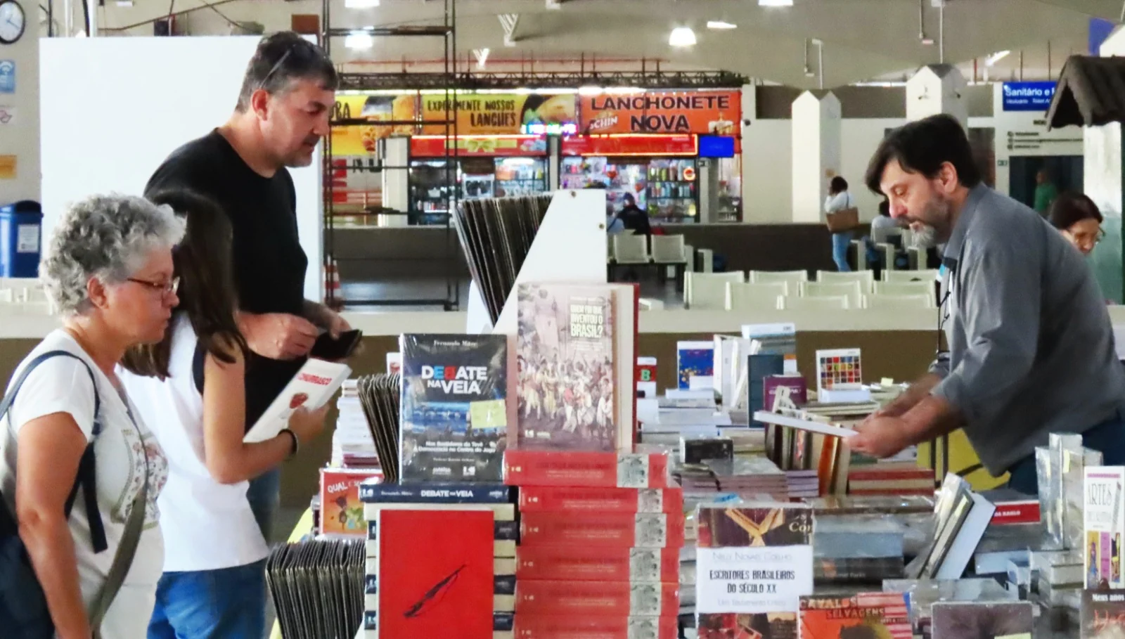 Livro vira bola na FLIART e homenageia Trajano