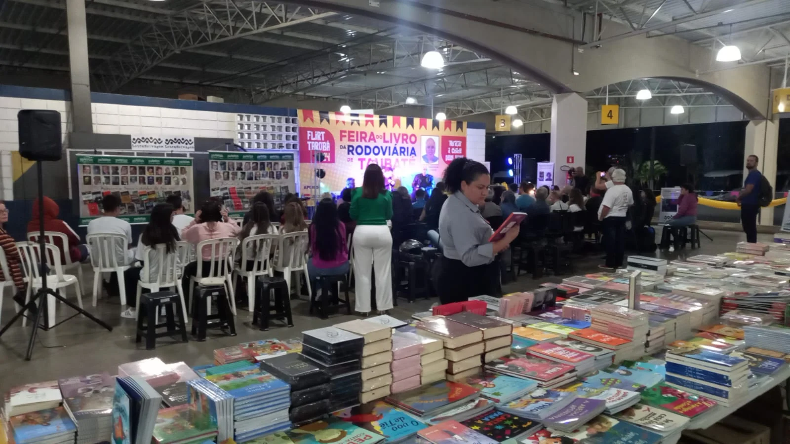 Livro vira bola na FLIART e homenageia Trajano