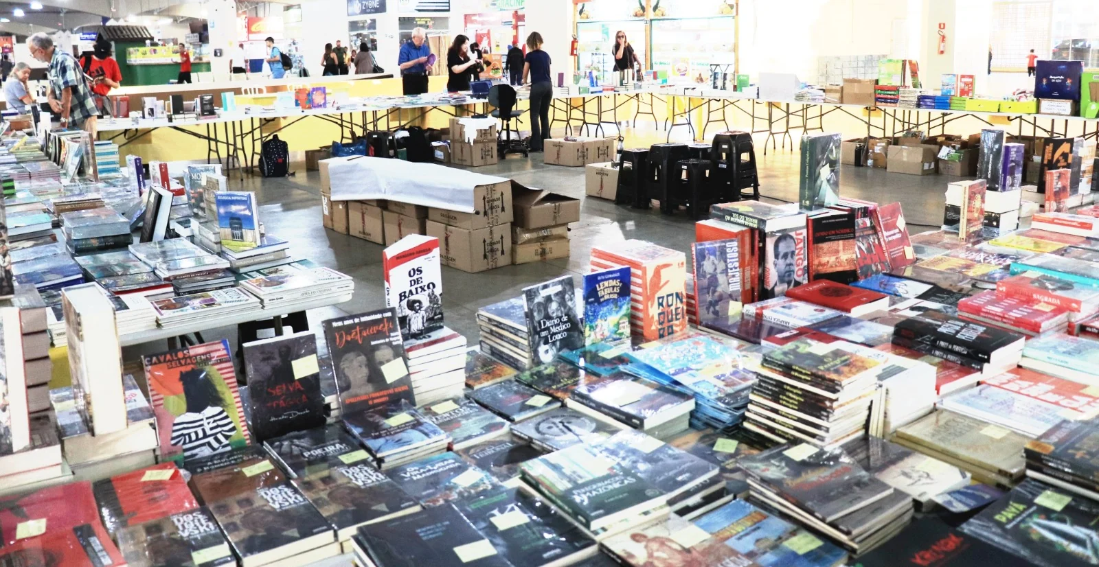 Livro vira bola na FLIART e homenageia Trajano