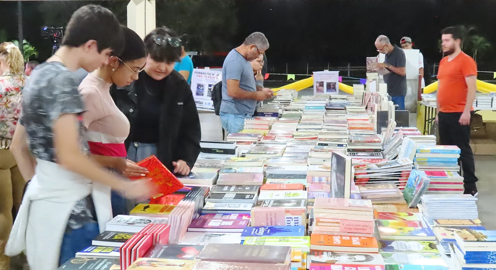 Livro vira bola na FLIART e homenageia Trajano