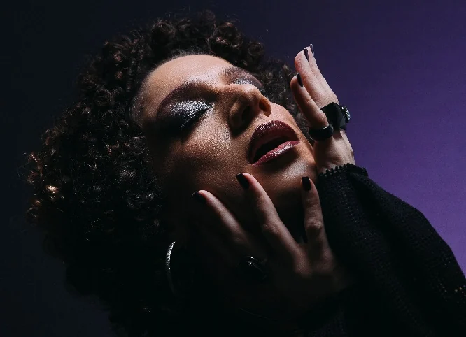 Luiza Romão traz detetive-defunta ao palco contra o feminicídio