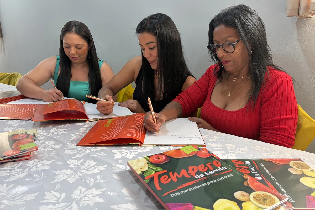 merendeiras do parana viram autoras de livro de receitas featured
