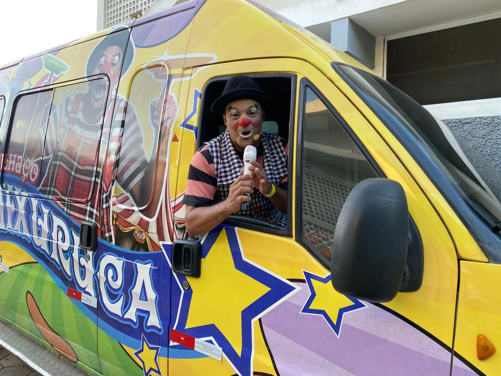 Mixuruca leva riso e reflexão ao Sesc Meriti