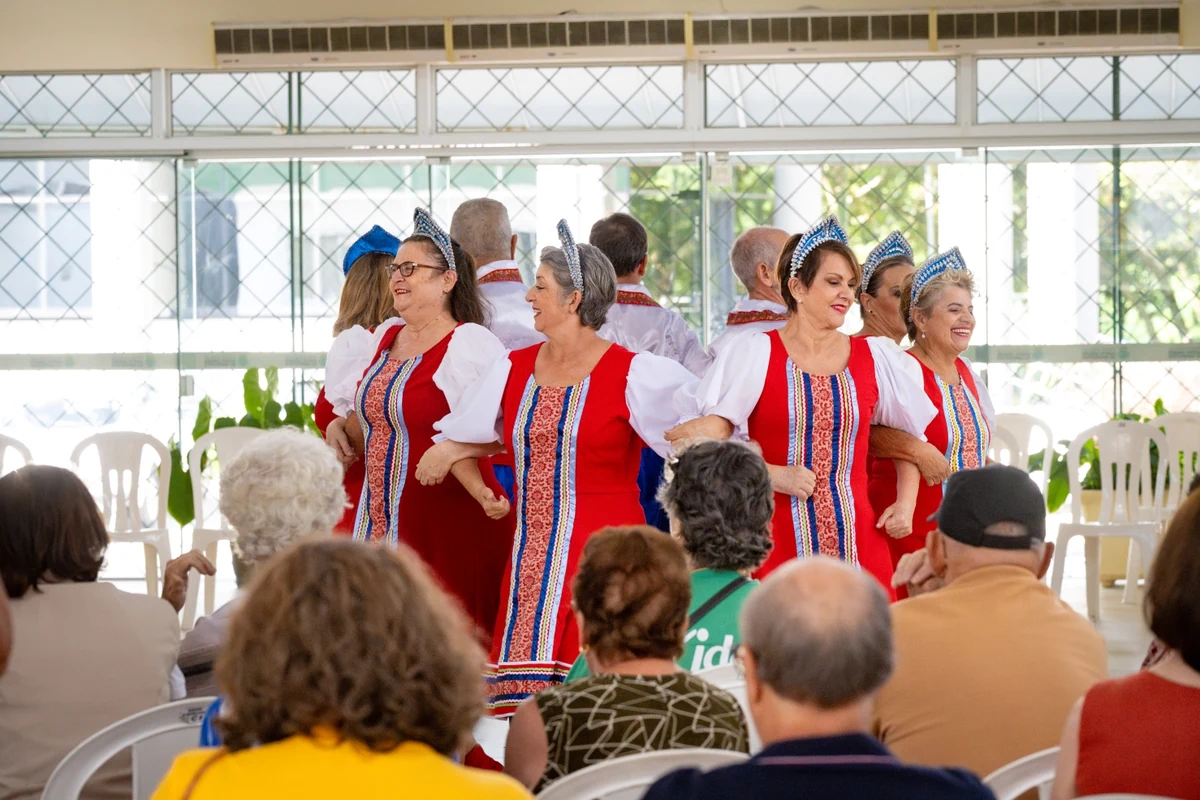 O grupo que dança dos 53 aos 85 anos chega perto de você