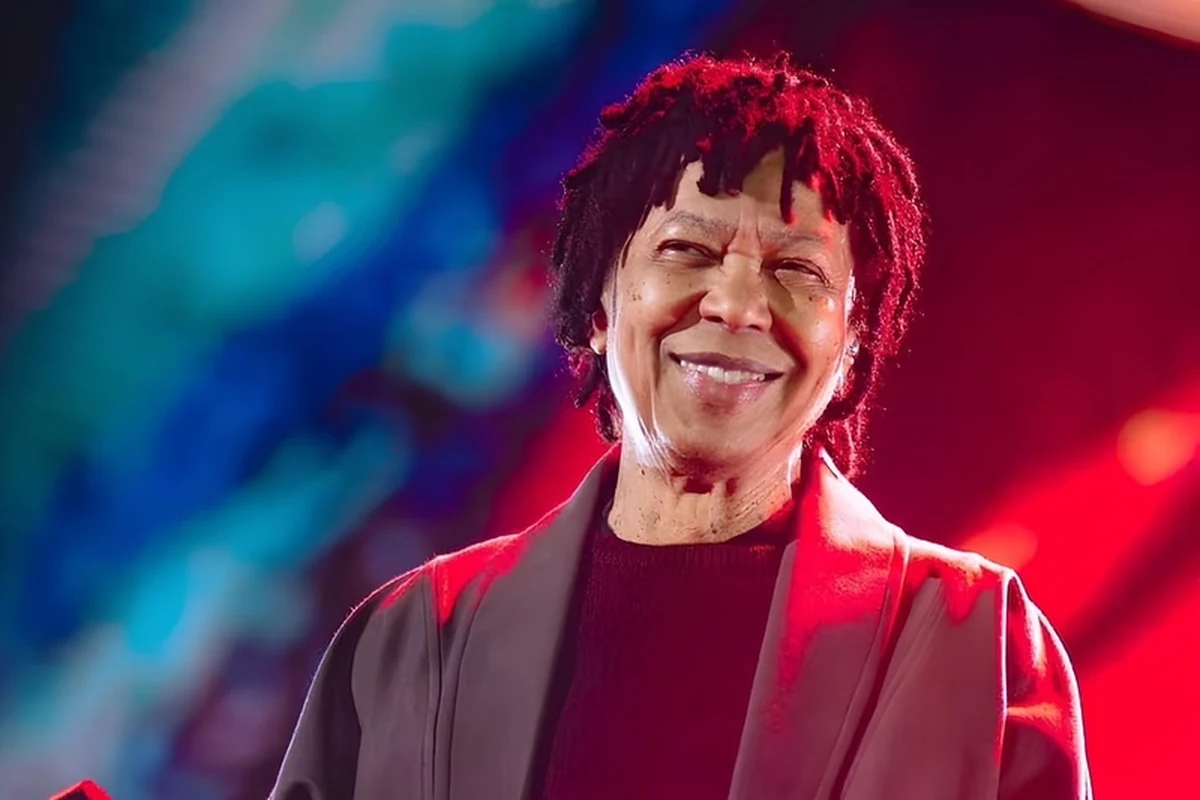 O look que Djavan escolheu para celebrar 50 anos