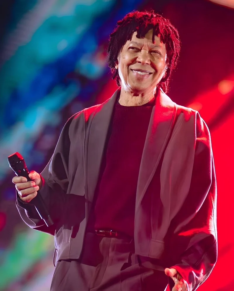 O look que Djavan escolheu para celebrar 50 anos
