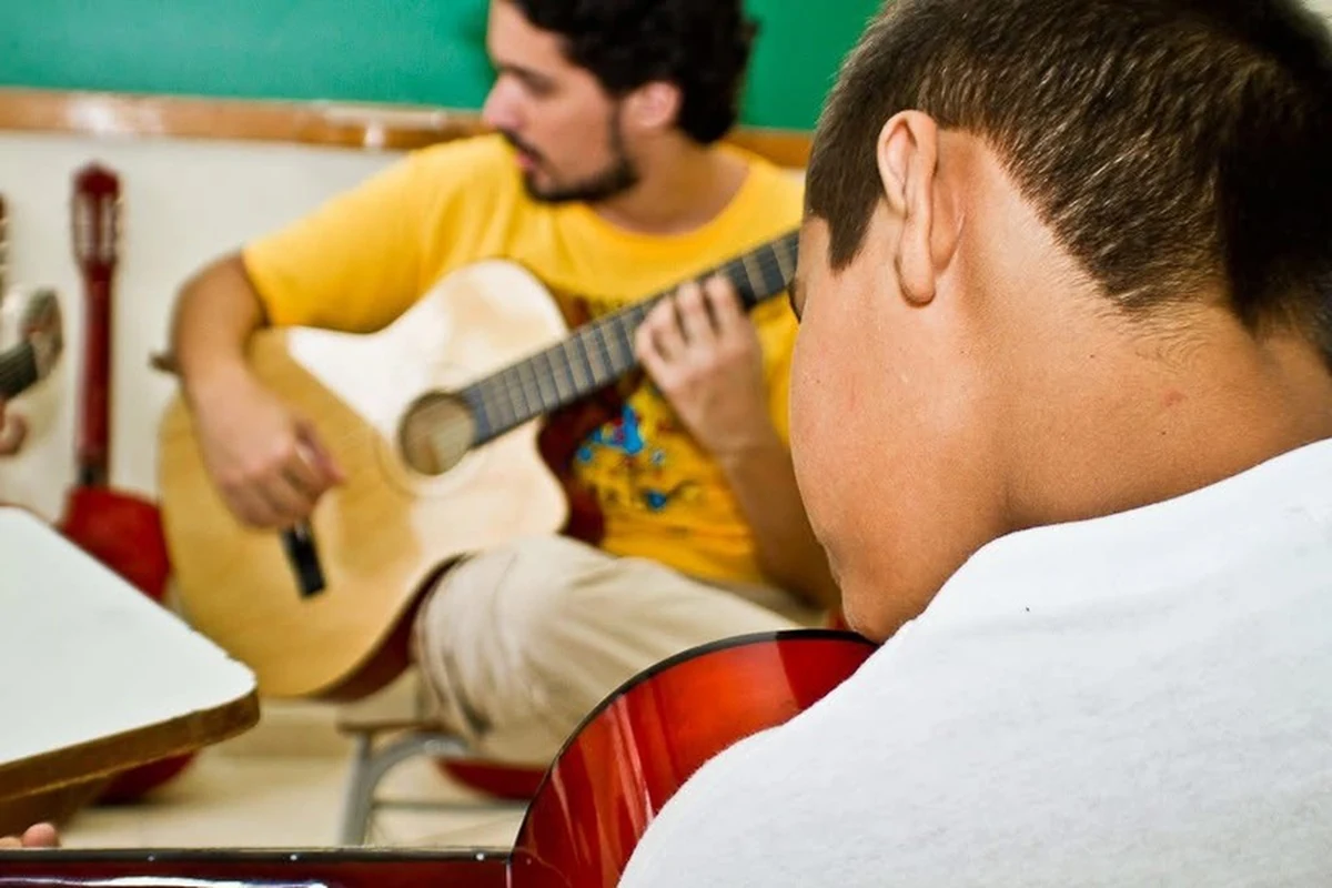 ONG abre vagas gratuitas de violão para jovens do Caju