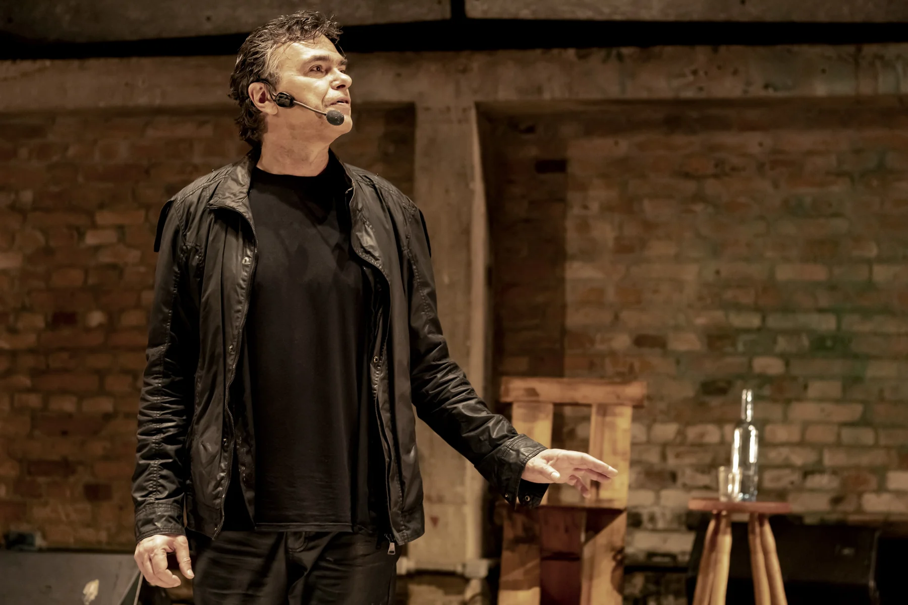 Paranóia transforma poesia em experiência sensorial