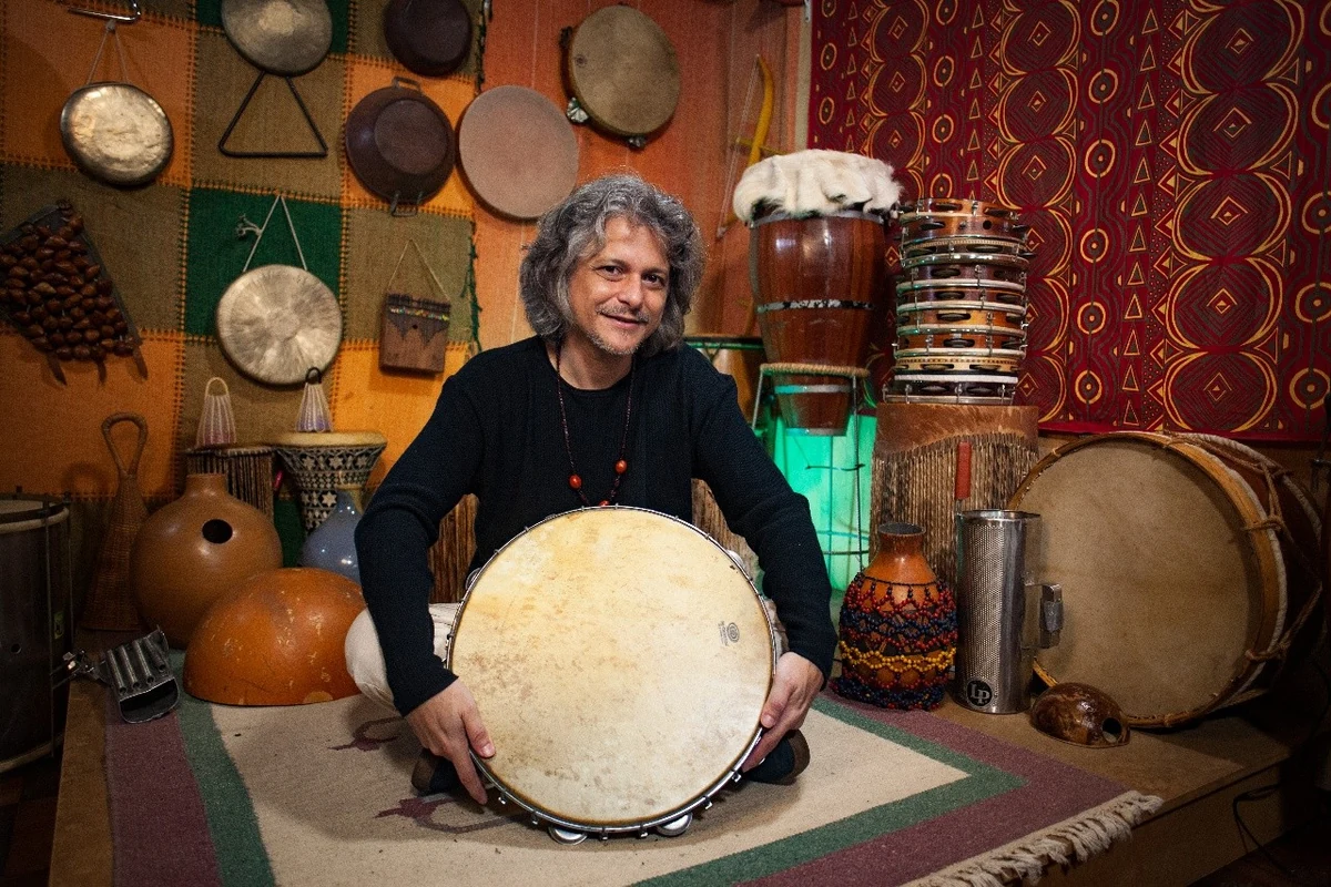 Percussão como linguagem: álbum visual de Bernardo Aguiar