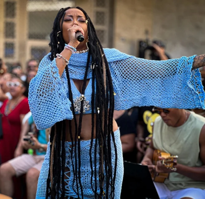 Raquel Moreira reúne 4 mil em samba a céu aberto
