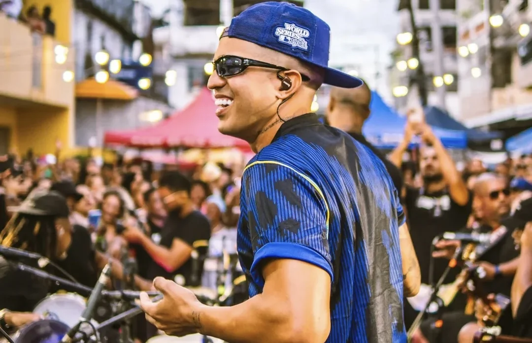 Renanzinho transforma rua em palco e conquista público